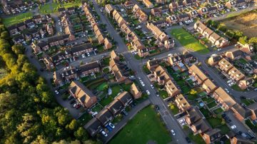 İngiltere’de yeni konutlarda güneş paneli mecburî oluyor