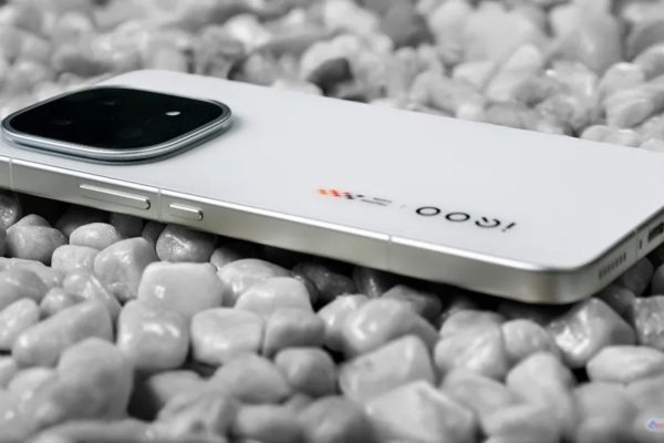 7.600 mAh pil kapasiteli iQOO 15R tanıtıldı: İşte özellikleri