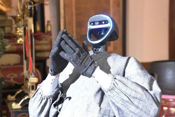 Japonya’da insansı “din adamı robotu” vazifeye başladı