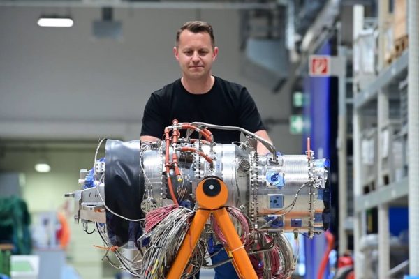 Rolls-Royce, hibrit uçak motoruyla havacılık emisyonlarını yüzde 30 düşürmeyi hedefliyor