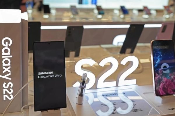 Samsung, Galaxy S22 serisindeki One UI 6.1.1 güncellemesi nedeniyle davalık oldu