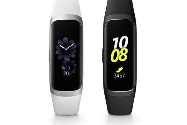 Samsung, uygun fiyatlı iki akıllı bilekliğine takviyesi sonlandırdı